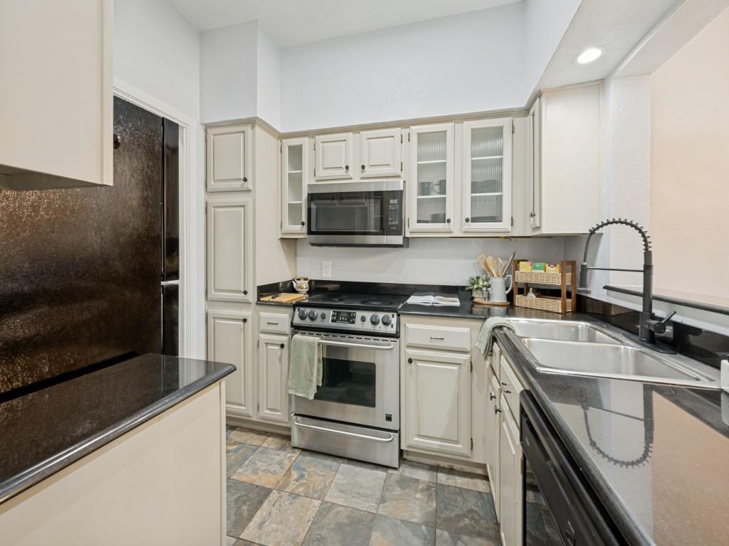Chasewood Oaks Condo - Residential