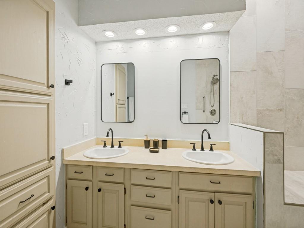 Chasewood Oaks Condo - Residential