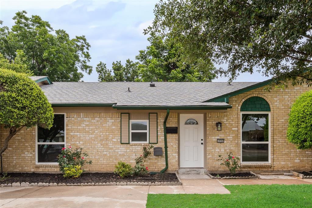 READY TO MOVE IN.  Completely remodeled 3 bedrom 2 bath townhome in the heart of Arlington.  Minutes away from AT&T stadium, minutes from the hospital, walking distance from the neighborhood park and minutes from the Highlands and Parks Mall.  Kitchen has brand new appliances with a pantry and vinyl flooring in the kitchen, living room and hallway.  All bedrooms have carpet.  NEW HVAC SYSTEM.  This will not last long!