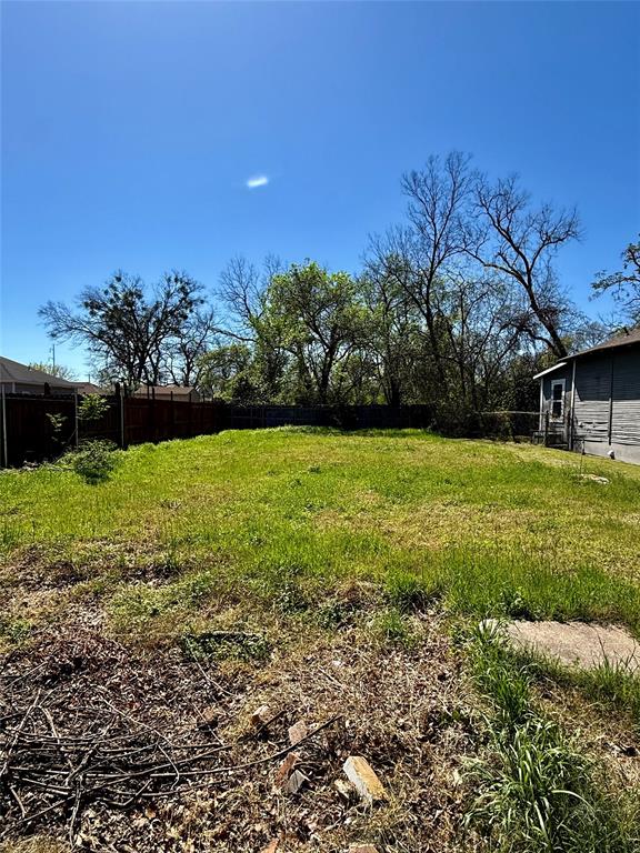 Prime opportunity to build in a rapidly developing area of South Dallas. This 4,661sqft lot offers easy access to utilities at the street and is surrounded by new construction and redevelopment. Ideal for builders or investors looking for their next spec project with strong resale potential. Convenient access to Downtown Dallas, Fair Park, and major highways.