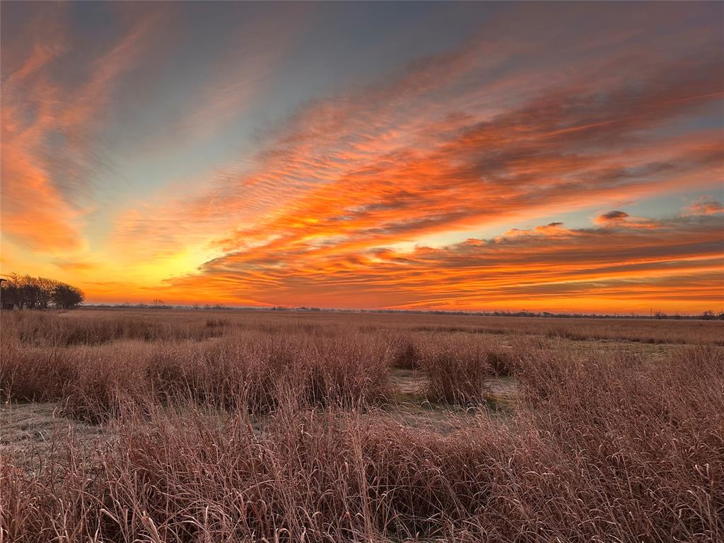 It's a beautiful, well-draining flat piece of land with scenic views, offering a perfect country setting while still being conveniently located just 20 minutes from downtown Gainesville. This means you'd have easy access to both nature and the conveniences of city life, such as shopping and restaurants.

One of the appealing aspects is the minimal restrictions, allowing you to build your dream home. Additionally, the water and electrical will be installed for your advantage.

This looks like a rare opportunity to secure a ready-to-develop property with stunning views and connivence.

The utilities are pre-approved for the property and easily accessible.
The buyer will be responsible for arranging the connection of utility services to the property.