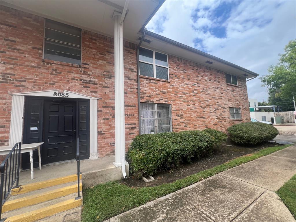 Second Floor unit. Updated with new energy efficient windows, new flooring, updated bathrooms. Large three bedrooms unit and two full baths, great floor plan in a great location close to major employers and shopping. New ac unit, fireplace, granite countertops.