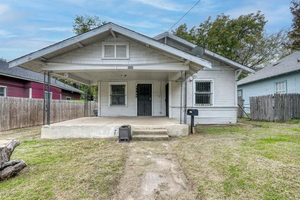 This single-family home has 2 rooms and 1 washroom with 1,164 sqft of floor space. This property is built in a lot size of 5500 sqft. 3727 Spence St is in the South Boulevard-Park Row Historic neighborhood in Dallas. Elementary, middle, and high schools are less than 1.5 miles away. Easy accessible to groceries, restaurants hospitals, and to I-45.