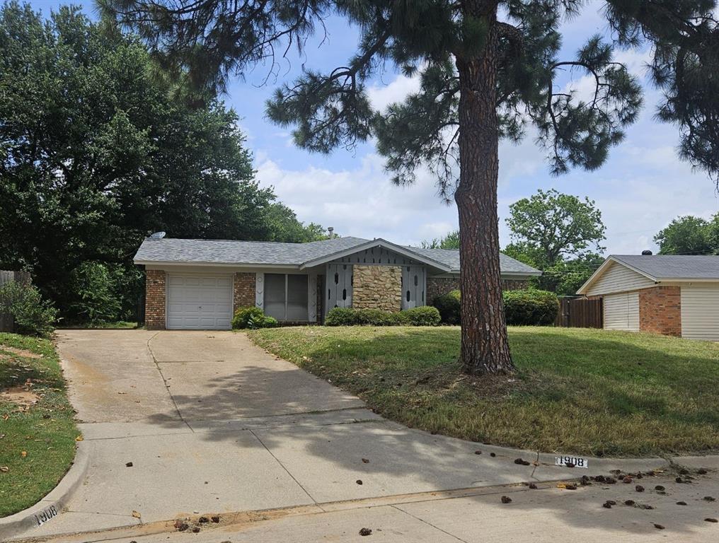 Spacious Arlington home just waiting for you to call it HOME!  With 2174 square feet, 3 bedrooms, 2 bathrooms, this gem wont last long! Bring your imagination and make this place shine. Large rooms would make for great family entertaining! Fenced large backyard for your pets or kids to play! Not far from schools and shopping makes this place so convenient. Property is subject to a 3 day First Look Period. Seller will negotiate offers after
that period expires. Cash offers require 10% EMD or $1000 minimum, which-ever is greater, and all financed offers require 1%EMD or $1000 minimum. The seller does not accept blind offers, escalation clauses, or wholesalers. Buyer and Buyers Agent to verify all information.
