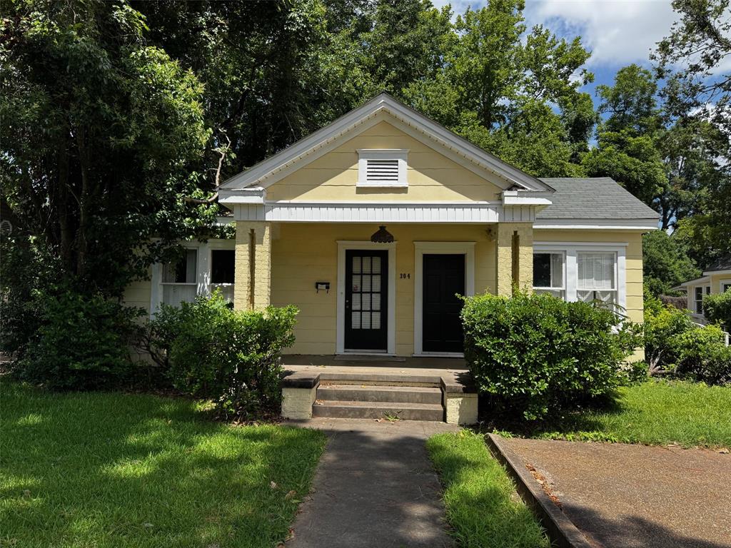 1,738 SF freestanding building for sale, ideal for office or retail use. Located at the northwest corner of Albany Avenue and Youree Drive.  Commercially zoned, (Commercial – Urban Core) which lends itself to redevelopment opportunity for many commercial uses.