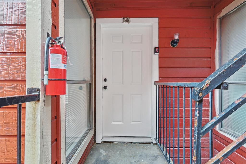 One of a Kind FULLY REMODELED condo located in the Richland Trace community, minutes from shopping centers & significant Dallas Highways & Richland community college. Amazing appeal & fully remodeled. 1 bedrooms 1 LOFT, 1-bath condo features outstanding brand-new laminate flooring & fresh paint thru-out, beautiful modern kitchen  with equipped with all the appliances & adjacent to the living room. master with walking closet & full bathroom. Building located in a great location in the community, near the clubhouse & the pools. It will be perfect for a student, or A family that wishes to save. You must see it now; it won't last long! No showings. Tenant occupied leased for 1300.