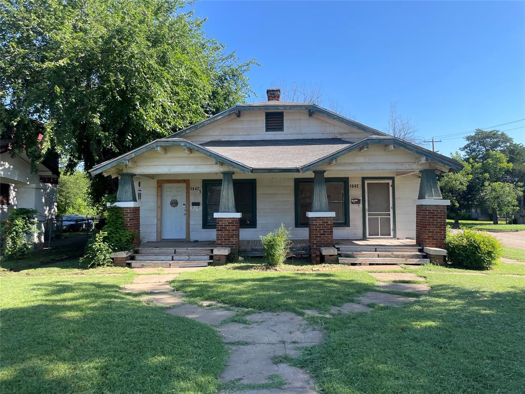 Duplex with 2-one bedroom one-bathroom units and a rear unit that is 1 bed 1 bath.  One of the duplex units is currently vacant but could add $700 additional rental income totaling $2125 a month.  Property is Currently rented for $1425 per month total.  Units are occupied and can be viewed with an executed contract.  This property is part of a portfolio.  Ask agent for information on full portfolio