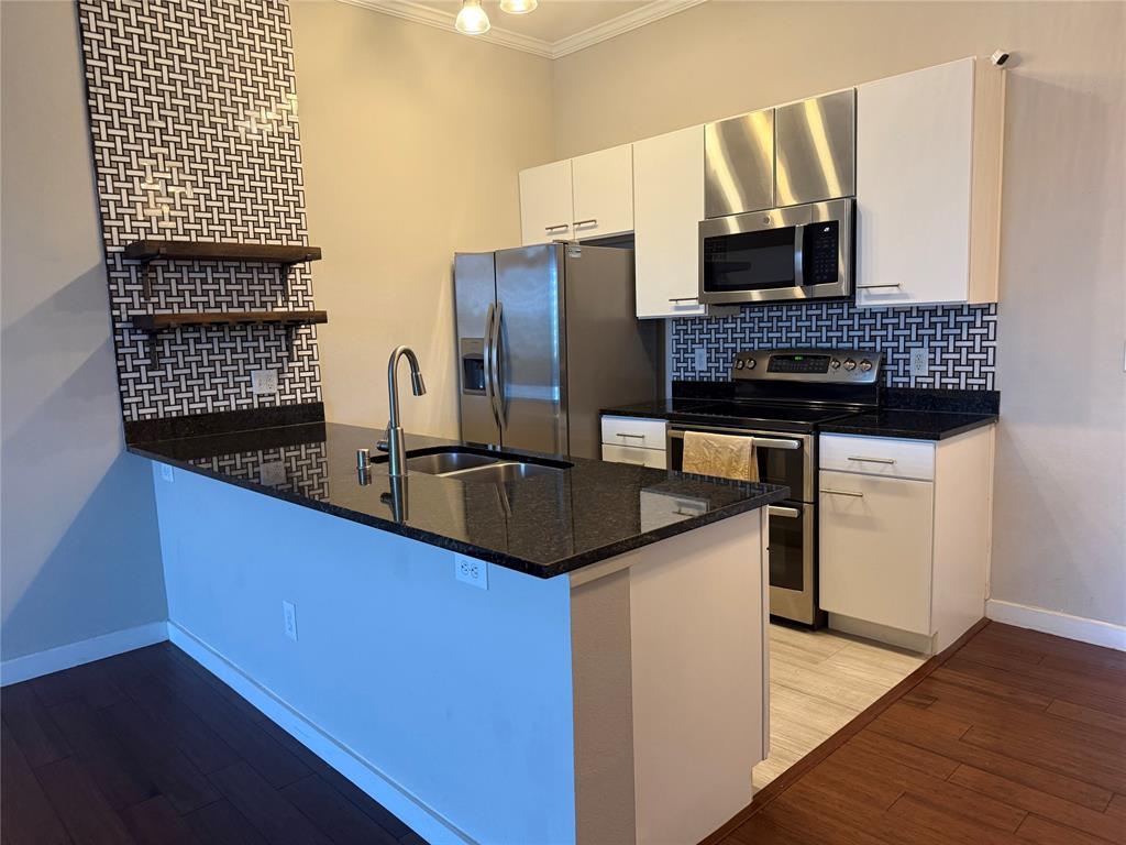Top floor with awesome downtown Dallas Views! Don't miss this wonderful two bedroom, two bath condo in downtown Dallas near parks and shopping. Move right in! It's ready for new owners to enjoy an urban lifestyle. High end appliances. 10 foot ceilings. Fridge will stay, so will new stacked washer and dryer. Hardwood floors in living area. Primary bedroom has large custom walk-in closet. Assigned covered parking on bottom level in secure garage. Lots of additional outside parking. Close proximity to beautiful Exall Park, with brand new recreation center coming soon! Membership in the highly sought after Bryan Place Pool transferable to new owner (there's a waiting list). Pets are allowed. Listing agent is related to the sellers. Priced below assessed value!