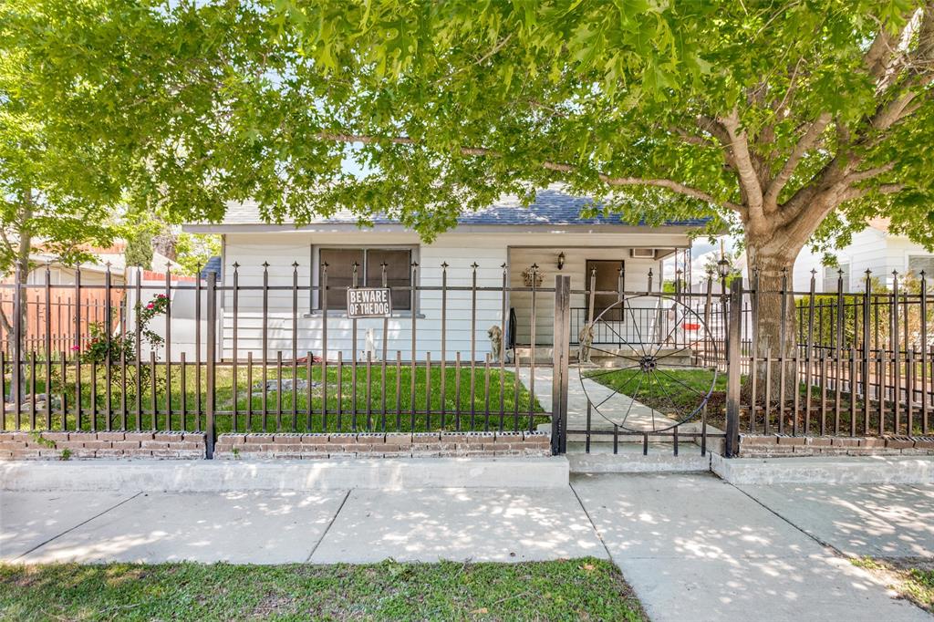 Great Little Home near the StockYards of Ft Worth! 3 Bedrooms and 1 Full Bath, this home has nice curb appeal, a cute front porch, and nice tree, and a gated front yard.  Tasteful paint colors and ceiling fans throughout the home.  Nice sized Family Room and a large Kitchen.  There is lots of parking behind the gated fence, and attached to the 3 Vehicle Carport is an Accessory Dwelling unit with water that could be used as a Small Apartment or Office. Welcome Home!
