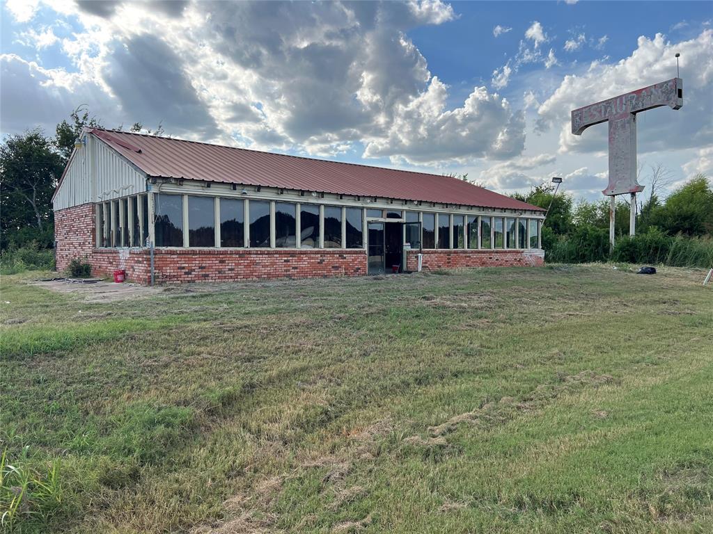 Prime Commercial Opportunity on I-45!
Strategically located right off Interstate 45, this versatile commercial property offers exceptional accessibility in a major highway connecting two of Texas major cities. Sitting on 3.169 acres, this site provides ample space for a variety of business uses such as a restaurant, convenient store, or industrial. Originally built in 1970, the existing structure can be renovated or repurposed to suit your business needs, or the land can serve as a prime redevelopment opportunity. With easy on-and-off highway access, strong visibility to passing traffic, and close proximity to Corsicana’s growing commercial district, this property offers excellent potential for investors and business owners looking to capitalize on the region’s continued growth.