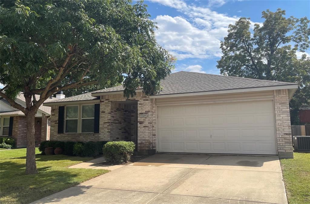 Check out this beautifully renovated 1-story 4 bed 2 bath home in McKinney's Brookview area. Open floor plan
maximizes room sizes. This house has 2-living areas, large kitchen featuring a new quartz countertop, a new
microwave oven and abundance of cabinetry; new luxury vinyl flooring and fresh paint throughout. House is walking
distance to Mckinney Boyd High School. Community offers biking and walking trails, playground, & greenbelt within
walking distance. Convenient proximity to highway 75 & 380. Pet on a case by case basis.