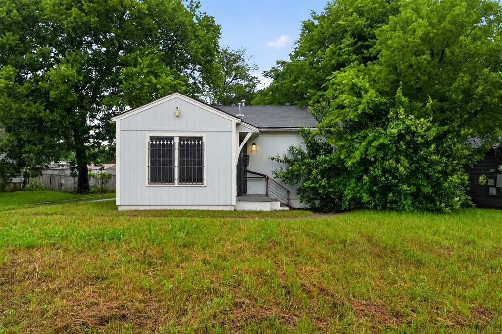 Located on a 0.27-acre cul-de-sac lot, this 1950 single-family detached home features a 2-bedroom, 1-bathroom floor plan across 792 square feet. The property includes a functional layout with wood or laminate flooring options and a pier and beam foundation. Outside, the oversized lot is secured with chain-link fencing, providing ample space for expansion or outdoor utility. Positioned in the 75216 zip code, the residence offers quick access to downtown Dallas, I-45, and I-35E.