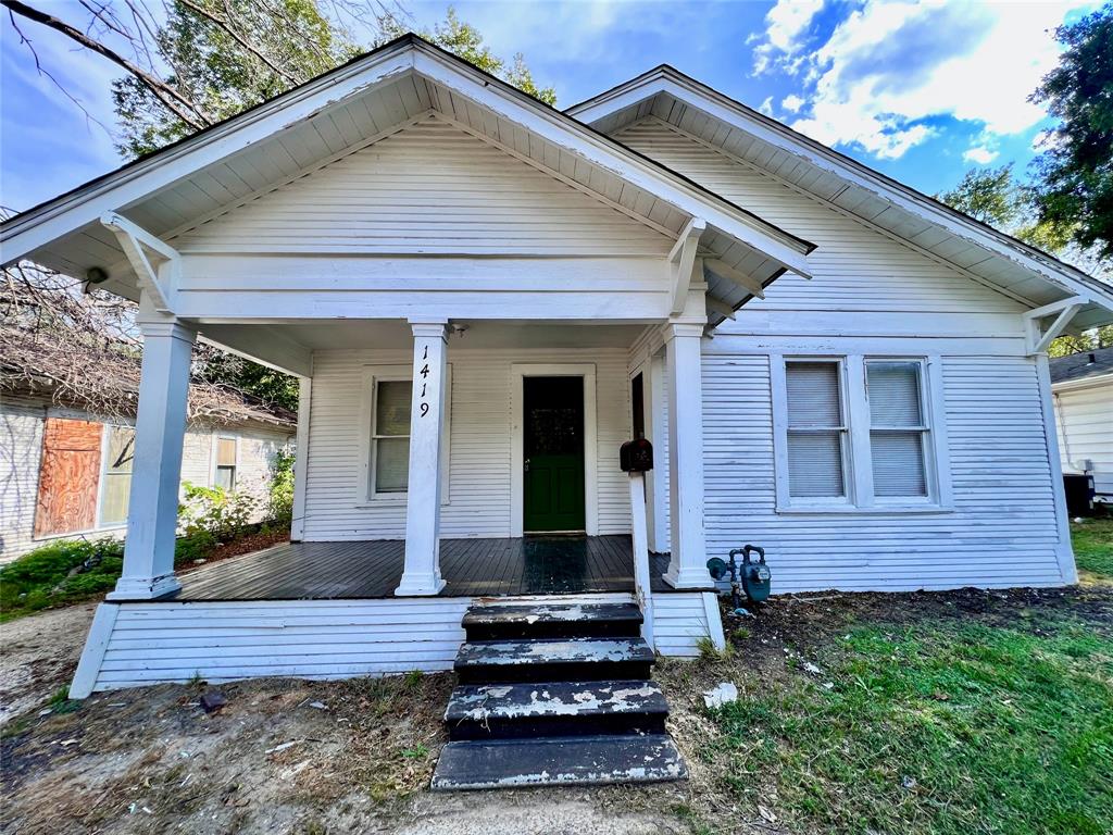 Very Clean and Quaint older home for lease in wonderful Corsicana. Centrally located near 2nd ave and has tons of improvements installed in the last few weeks. Be the first to enjoy!

TENANT QUALIFICATIONS: - Household income must be 3x the rent - NO pets - NO prior evictions