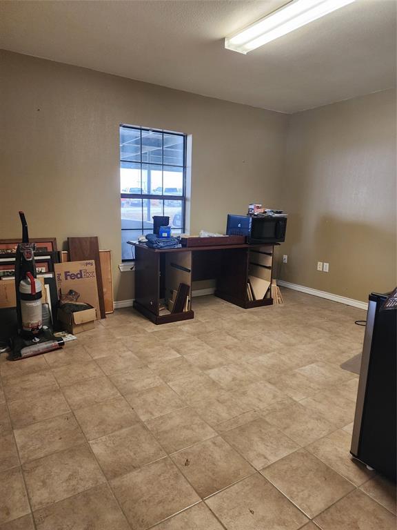 S11370 - LAKESIDE - Commercial Lease