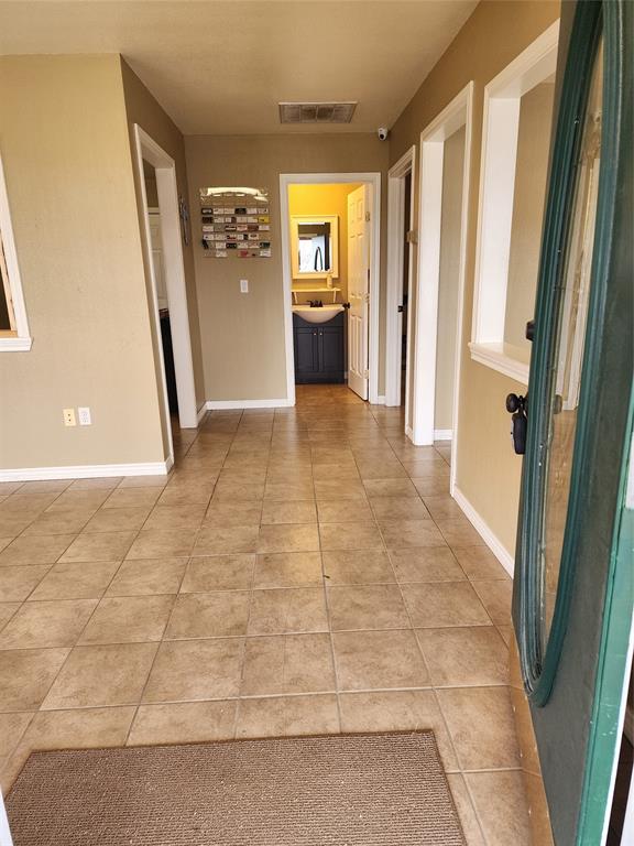 S11370 - LAKESIDE - Commercial Lease