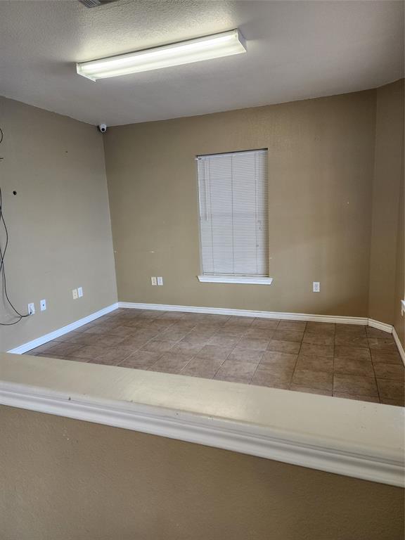 S11370 - LAKESIDE - Commercial Lease