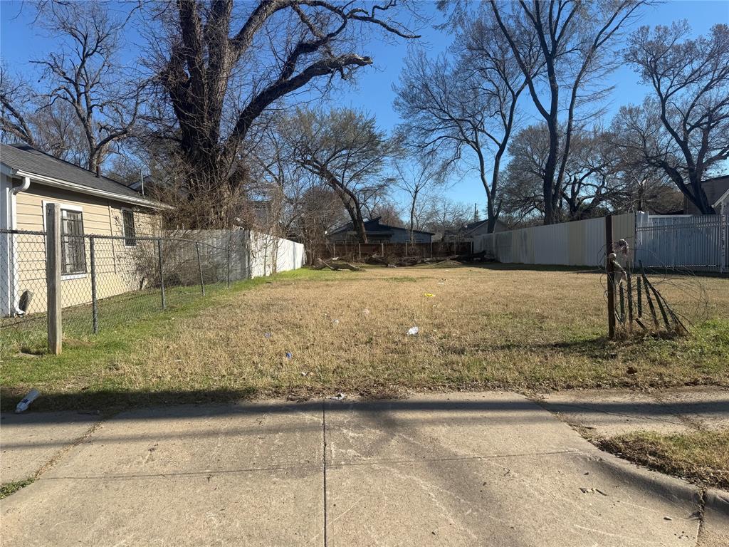 Prime terrain conveniently located along a high-traffic thoroughfare with easy access to major freeways.
Prime commercial lot for sale in a high-visibility location.  This vacant parcel offers enough space for a wide range of commercial uses including, single family homes, and service-related businesses. Situated along a major roadway with excellent traffic exposure and easy access, the property features utilities available at the street. An outstanding opportunity for developers, innovators and owners-users looking to capitalized on a growing market. It is ideal for long-term investment or immediate development. In Dallas, Texas, the designation SFR - VACANT LOTS-TRACTS PLANNED DEVELOPMENT DISTRICT indicates a specifically planned, flexible zoning area designated for single-family residential (SFR) development on currently undeveloped land. Buyer and buyer’s agent are responsible for verifying all information with the County and city development department as to what can and cannot be done with the property. The buyer will need to work with the County to obtain the proper building permits. Buyer to confirm the availability of utilities needed or that are serviced on the property.