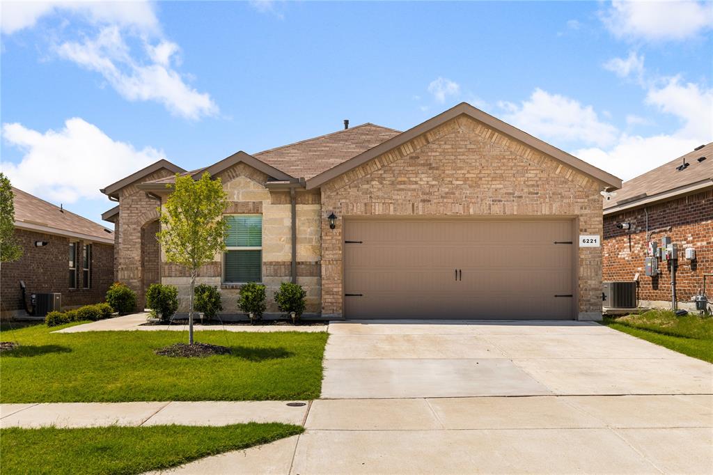 Beautiful 5-bedroom DR Horton home located in the highly desirable Pioneer Point community in Eagle Mountain-Saginaw — and YES, you read that correctly… 5 BEDROOMS all on a spacious single-story floorplan!
This well-maintained home features an open-concept living, dining, and kitchen area that’s perfect for entertaining and everyday living. The chef’s kitchen offers granite countertops, an oversized island, stainless steel appliances, a gas range, and a large walk-in pantry.
Additional upgrades include tiled entryways, hallways, and wet areas, cultured marble bathroom vanities, Smart Home Technology, partial gutters, and a sprinkler system.
With its functional layout, modern finishes, and generous space, this home truly has it all. Don’t miss your opportunity to own this beautiful move-in-ready home in Pioneer Point!