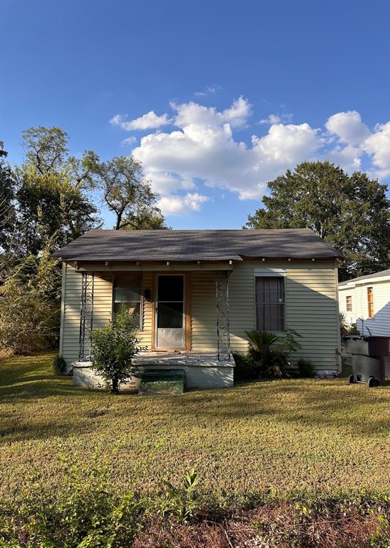 PACKAGE DEAL!!! Investor special! This 2-bedroom, 1-bath home at 3924 Miles St needs work but has solid potential for a flip or rental. Property will require repairs and updates throughout. Being sold as-is. Great opportunity for investors looking for a project in Shreveport. 3924 Miles St must be purchased as a package with 3922 Miles St and 0 Miles St. (lot) No individual sales.
