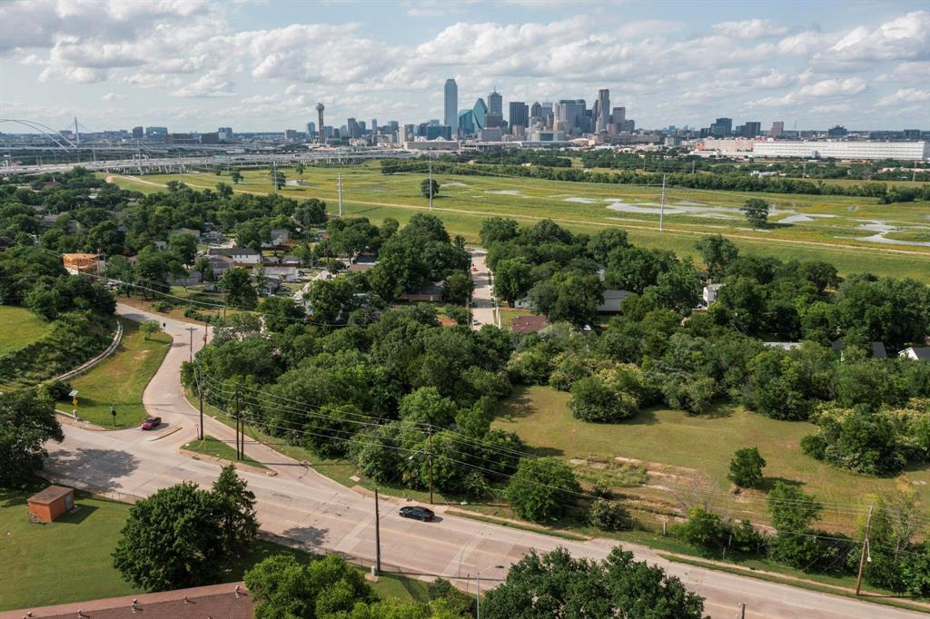 Discover a rare opportunity to build your masterpiece near from the Bishop Arts District. This premium lot boasts skyline views of Downtown Dallas and sits mere minutes from the newly opened Halperin Park. Now a centerpiece for community and recreation, the park adds unparalleled value and green space to this thriving urban enclave. Surround yourself with world class dining, eclectic boutiques, and the vibrant culture that defines this neighborhood. Your future starts with a blank canvas and a view that never gets old.
*Buyer and or buyer’s agent to verify all information, including schools, utilities, and development requirements.
ASK ABOUT $10,000 DOWN PAYMENT ASSISTANCE WITH OUR APPROVED LENDER
