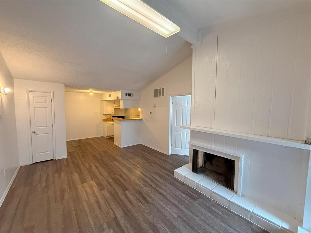 Nice 1 bedroom, 1 bath loft style condo on the second floor.  Great location near downtown, close to highways, NorthPark Mall and several hospitals including Presby, UT Southwestern.  Ready for move in.  Sec 8 Ok