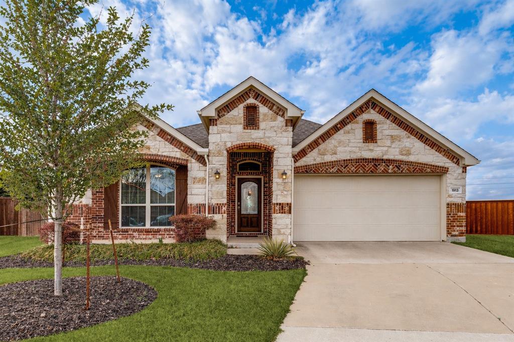 OVERSIZED LOT. SINGLE STORY. PROSPER ISD.
This beautifully maintained single-story home offers an exceptional combination of space, value, and location in highly sought-after Prosper ISD. Featuring 4 bedrooms, 2.5 baths, and a 2-car garage, the home sits on an oversized pie-shaped lot with a spacious backyard and covered patio—perfect for entertaining, gardening, pets, play, or simply enjoying outdoor living.
Inside, the open-concept floor plan is designed for both comfortable daily living and effortless entertaining. The spacious living room flows seamlessly into the kitchen, which features granite countertops, stainless steel appliances, a gas cooktop, abundant cabinetry, a walk-in pantry, and a generous breakfast area.
The split-bedroom layout provides privacy, with the primary suite tucked away at the back of the home. The en-suite bath includes dual vanities, a soaking tub, separate shower, and a large walk-in closet. Secondary bedrooms are well-sized and thoughtfully positioned to accommodate family, guests, or a home office. Fresh interior paint throughout.
Residents enjoy an outstanding amenity package including a resort-style pool, children's splash park, playgrounds, walking trails, parks, and sports courts. Conveniently located near shopping, dining, and major commuting routes, this home offers easy access to everything North McKinney has to offer.
To make this opportunity even more attractive, the seller is offering a $2,200 concession that may be applied toward buyer closing costs, interest-rate buy-downs, flooring updates, or other lender-approved expenses.
Don't miss this opportunity to own a spacious home on one of the largest lots in the neighborhood while enjoying the benefits of Prosper ISD and North McKinney living.