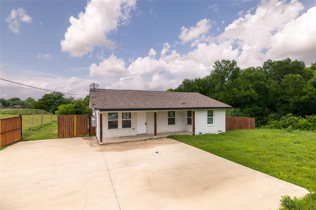 Excellent opportunity in DeSoto, TX! This 2 bed, 1 bath home offers a little over 1,100 sq ft of living space. Ideal for an investor or owner-occupant looking to customize, as the home is ready for improvements and personal touches. The property features a large front yard and backyard, perfect for entertaining and outdoor enjoyment. Situated near major roadways for easy commuting.