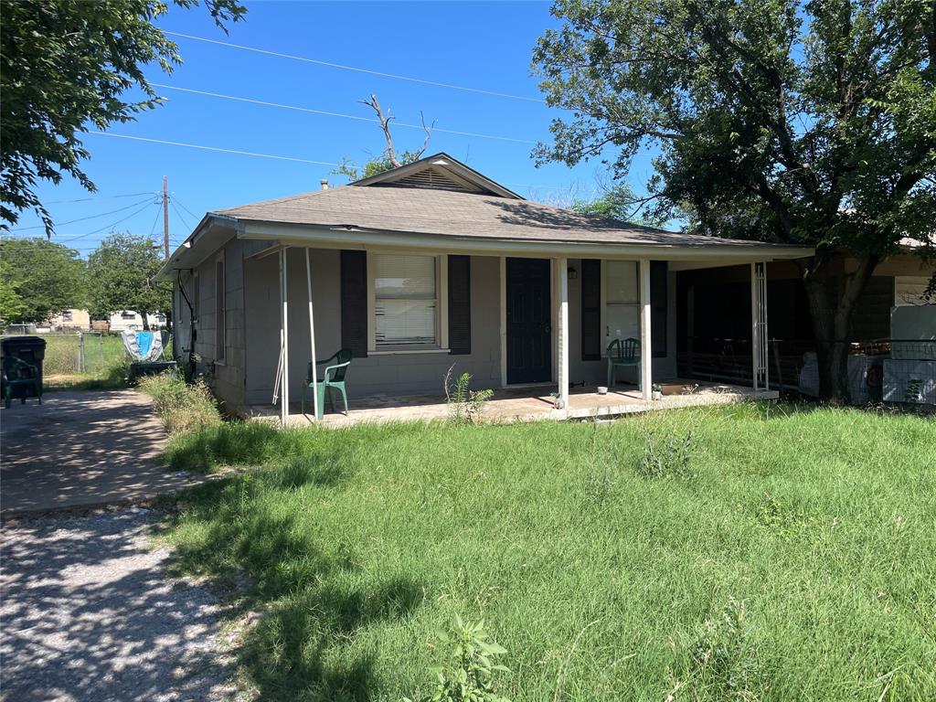 2 bedroom 1 bathroom home that rents for $900 a month but is currently vacant