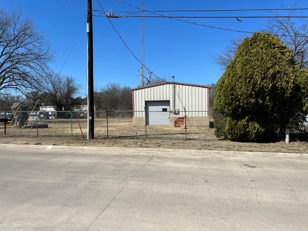 Zoned Heavy Commercial.  Just minutes from the Square.  Lots of traffic to the Dog Park and Baseball Park.    2 insulated workshops with
electric and wide garage doors. Fenced with high chain link. Large lot. Some trees. AUTO MECHANIC shop is all set and
ready to go or repurpose w Endless Possibilities for most type of businesses.