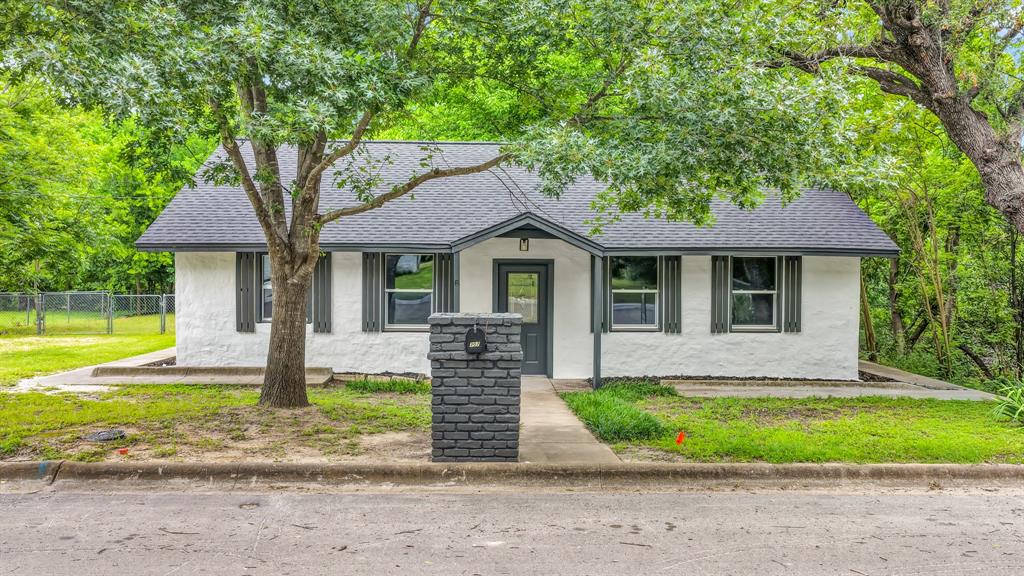Welcome to this beautifully renovated home in the heart of Weatherford! Offering 3 bedrooms 1 bath of thoughtfully updated living space, this home perfectly blends modern comfort with timeless charm.
Every inch has been carefully refreshed with quality finishes and attention to detail, creating a bright, welcoming atmosphere that is truly move-in ready. The open-concept layout seamlessly connects the living & kitchen—ideal for both everyday living and entertaining. As an added bonus, the home includes a brand-new stacked washer and dryer for your convenience.
Step outside to this oversized lot and enjoy the peaceful setting of this tree-lined neighborhood, where charm and tranquility meet. Located just blocks from the historic Weatherford Town Square, you’ll have easy access to local shops, dining, and the beloved First Monday Trade Days.
Cozy, full of character, and perfectly situated—this home offers the best of small-town living with all the conveniences of Weatherford right at your doorstep. Don’t miss this one! Txt keyword TEXAS4 to 88000 for Virtual Tour & more details.