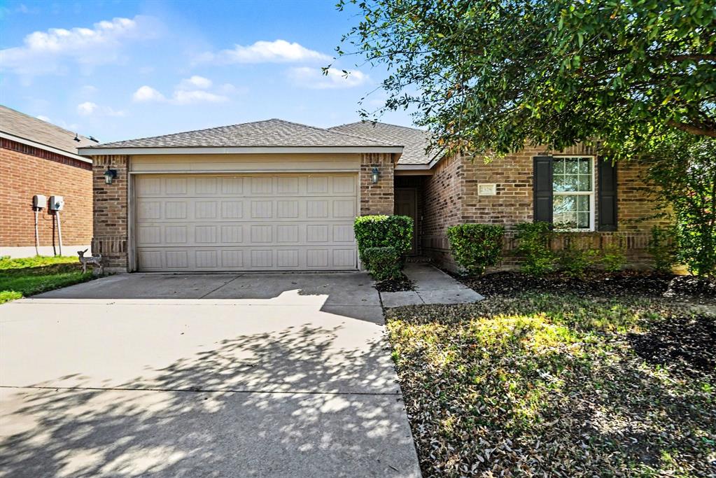 Opportunity awaits! This 3-bedroom, 2-bath home offers incredible potential for investors or DIY homeowners looking to
make it their own. Featuring a spacious layout with abundant natural light throughout, the home includes a large primary
suite with an oversized bathroom and generous walk-in closets. Step outside to a private, fenced backyard—perfect for
relaxing, entertaining, or creating your ideal outdoor space. With solid bones and great upside, this property is a fantastic
chance to customize and build equity in a growing Fort Worth area.