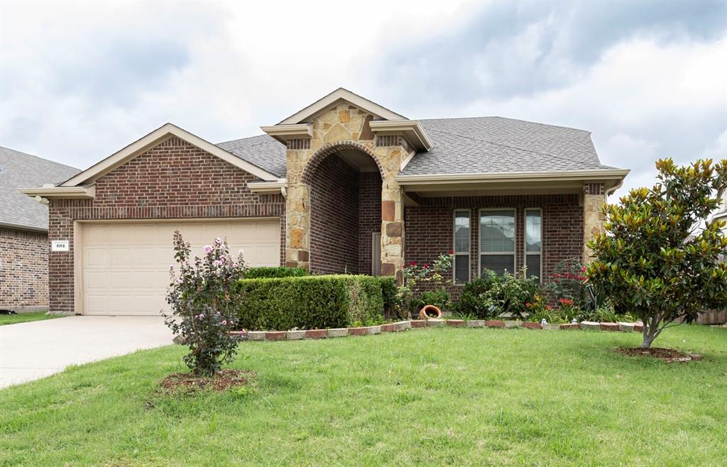Beautiful just renovated  1.5 story. Master suite is fabulous and has a wonderful master bathroom with separate shower and
garden tub. Great kitchen with island overlooking breakfast nook and family room. Game room, huge bedroom and
bathroom upstairs. Nice covered patio. Just like new!