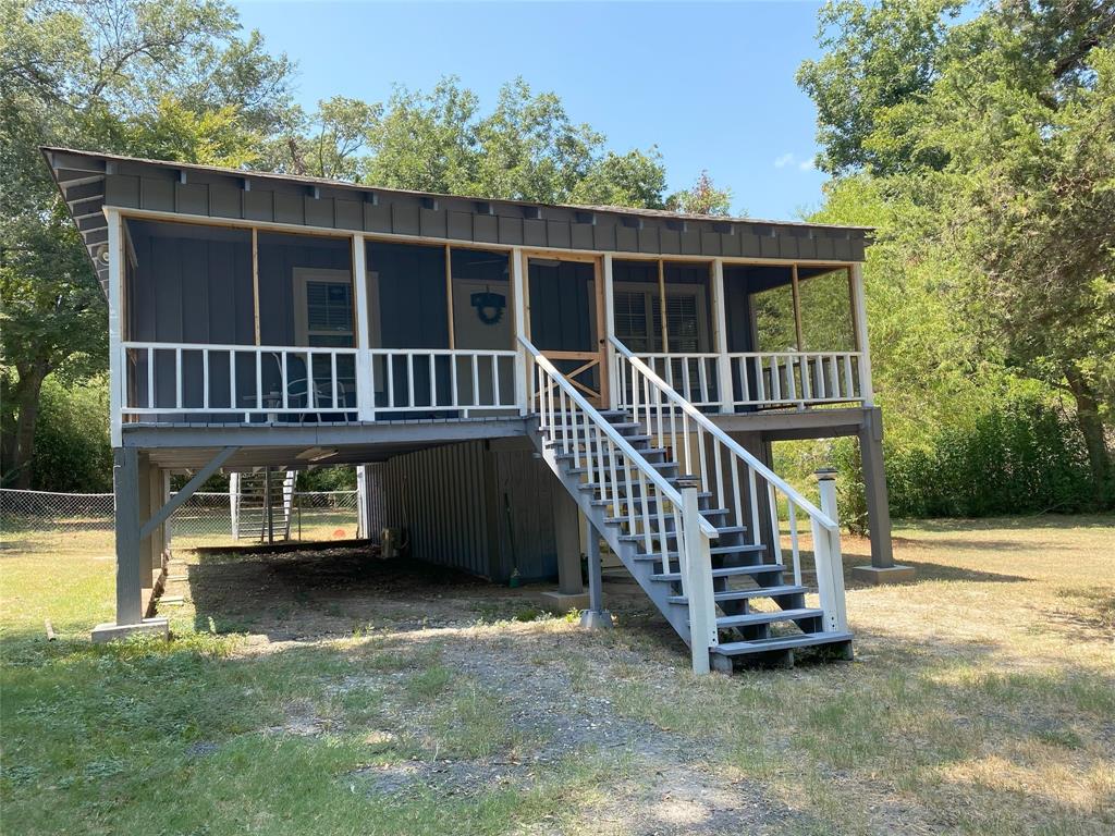 Adorable 3-2 updated home in a small lake front community with access to beautiful Lake Tawakoni thru the HOA park. Large master downstairs with a full bath, with the two additional bedrooms upstairs, laminate flooring through out, kitchen with granite countertops and eat-in kitchen.  Great covered front porch and fenced back yard.  Easy access to Quinlan, Wills Point or Terrell.