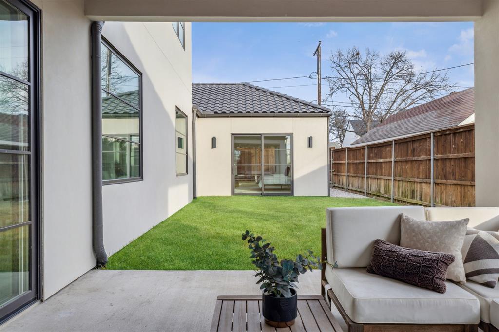 UNIVERSITY BOULEVARD TERRACE - Residential