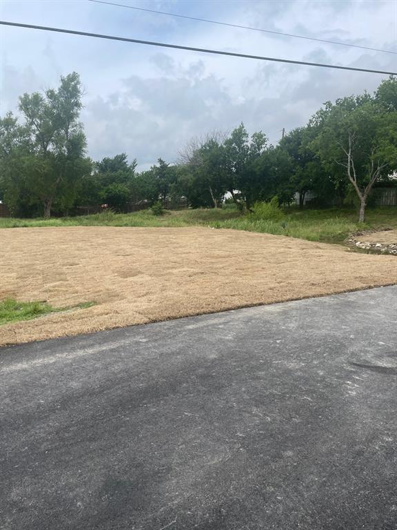 Huge lot; over half an acre to build your home.  New grass has been added. Close to Hwy 5 and 75 Central. Walking distance to Post Office, City Hall, Library, downtown restaurants. Anna is up and coming. Lots of restaurants and shops. Close to everything you require for such a low price to build your forever home!  PER CITY OF ANNA, some MODULAR HOMES and BARNDOMINIUMS would be ALLOWED to be built on this lot, but they must be on a slab and have a certain pitch. You would still have to apply for city permits, regardless of any home you build.