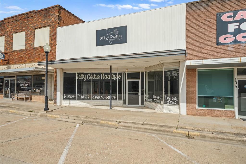 If you've been wanting a downtown space for a great price this is it!! Beautiful windows for all of your displays, and a huge open space with a loft and restroom. Downtown Grand Saline is experiencing new growth and rehabilitation as businesses are growing and thriving! Bring your dreams, this is your brick + mortar.