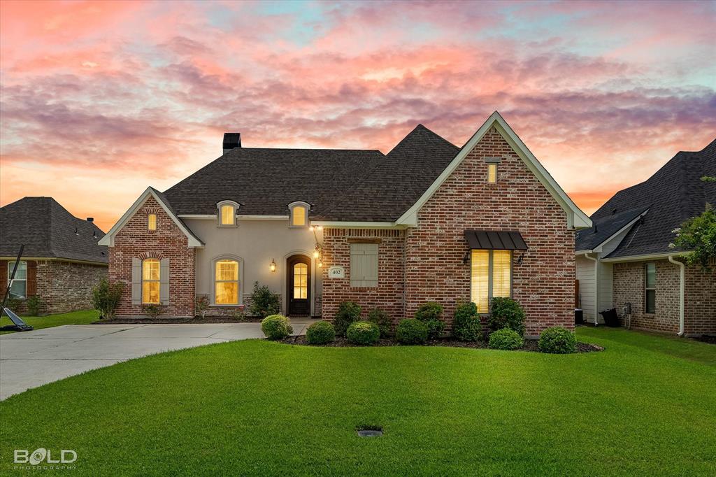 Beautiful home located in Jamestowne Subdivision in Benton Louisiana. Tall soaring ceilings with neutral colors throughout. Remote primary suite to escape after a long day. Double vanity and walk-in closet that meet meet all your needs. Side entry garage and fenced backyard. Sidewalks for those early and late walks. Five star schools.Call me today for your viewing today.