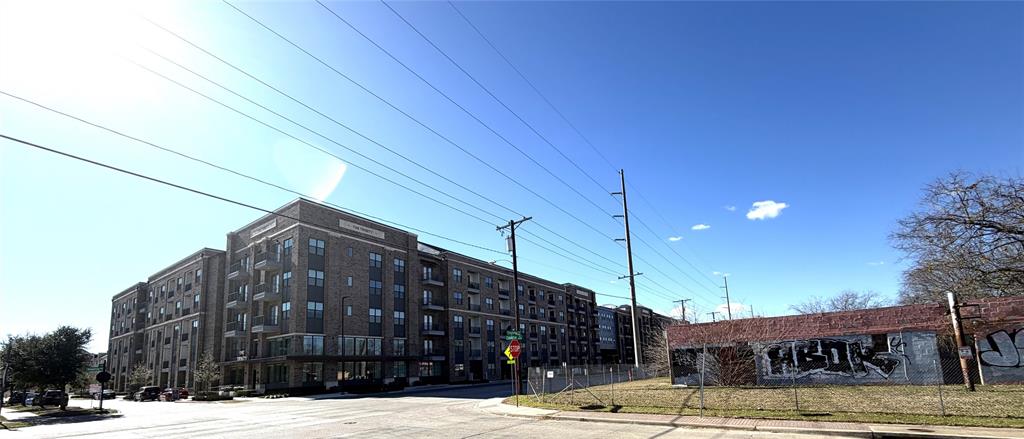 Prime redevelopment opportunity in the corner of Singleton & Conklin across from Trinity Green and 3 blocks from Trinity Groves development. 14,380 sf zoned Commercial, allowing up to 4 stories high, minutes from Downtown Dallas!