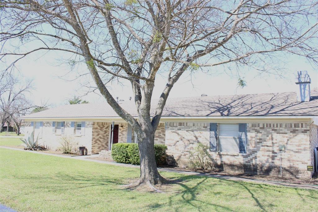 Spacious 3 bedrooms - 1 bathroom house just blocks away from downtown Crandall.  This house offers two living areas with a wood burning fireplace and built in bookcase.  Fenced in back yard with a storage shed for your lawn equipment

Owner-agent