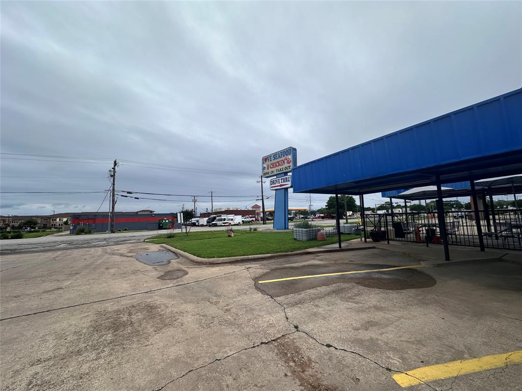 313 Castle Dr in Garland, Texas offers a rare opportunity for an owner-user or investor seeking a highly functional commercial building with strong potential for a fast-food concept with drive-through. Positioned for visibility and accessibility, this property is well suited for a variety of retail or quick-service uses, with the added benefit of exploring a drive-through business model—an increasingly in-demand format for today’s customers.
The building is ideal for an owner-user looking to operate their own business while building long-term equity, or for an investor looking to secure a property with flexible future use. The layout and site potential create a strong foundation for a restaurant or grab-and-go concept, with room to tailor the space to your brand and operations.
Located in Garland with convenient access to major thoroughfares and surrounding residential and commercial areas, 313 Castle Dr benefits from steady local traffic and proximity to everyday amenities. Whether you’re launching a new concept, expanding an existing operation, or repositioning a property for a higher-demand use, this location provides the visibility and convenience that drive customer volume.
Don’t miss this chance to secure a commercial site with drive-through potential in a growing DFW market. Contact us today for more information and to schedule a private tour.