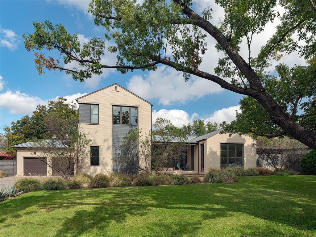 At the heart of this New York chic residence at 6435 Mimosa Lane, designed by the esteemed SHM Architects and nestled in the prestigious Preston Hollow neighborhood of Dallas, Texas, lies a true gem for modern living.This 5858 sq ft residence unfolds over spacious interiors, featuring four meticulously designed bedrooms, two living areas, two libraries and a serene outdoor area with pool. Each library, with its bespoke shelving and serene ambiance, invites residents to immerse themselves in literature and colors. These spaces are characterized by their luxurious comfort and stylish design, and floor to ceiling windows that fill the spaces with light. The expansive layout ensures that each room transitions smoothly into the next, maintaining an open and airy feel throughout the home.