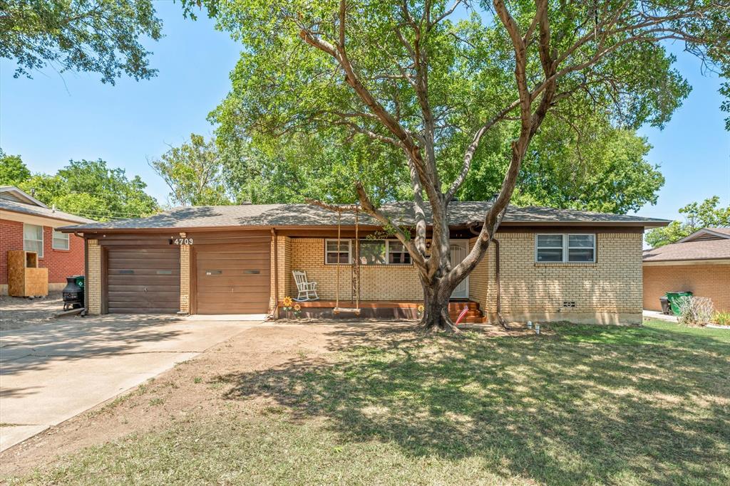This delightful home features a covered front porch, mature trees, and an abundance of character. Step inside to a cozy front living room that flows into a beautifully updated kitchen, complete with white cabinetry, stainless steel gas appliances, a stone backsplash, and sleek granite countertops. The two generously sized secondary bedrooms are filled with natural light. The primary suite offers a private walk-in closet and an en-suite bathroom featuring modern tile, and granite counters. The hall bathroom is equally impressive, with granite countertops and a shower-tub combo. Outdoors, you'll find a spacious wooden deck, a storage shed, raised garden beds, and tons of yard space to run around on. The 2-car garage includes laundry facilities, extra storage, and a convenient access door to the backyard. Ideally located near major highways, shopping, and dining right in the heart of Haltom City.
Esta encantadora propiedad es una gran oportunidad para un comprador de vivienda por primera vez. Tiene el potencial de ser gran inversión. Tambien podemos ofrecer incentivo al utilizar nuestro prestamista preferido.