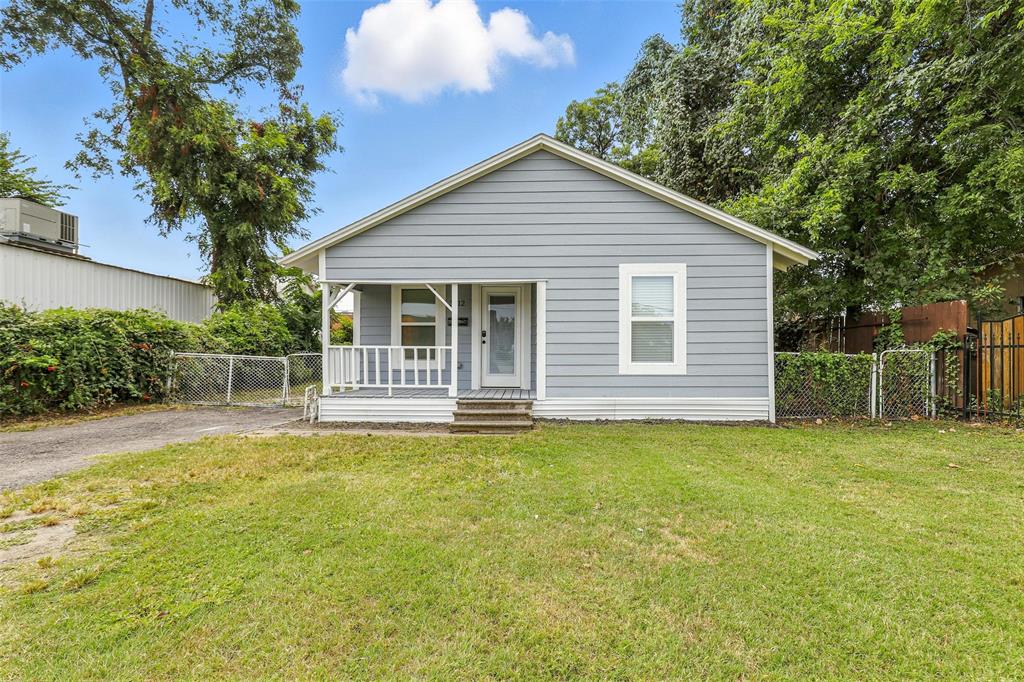 2Bedroom1Bathroom fully renovated home with stainless kitchen, oversized bath, fenced yard, front porch & new split unit. Electric & water only—no gas. Fantastic location near Race St District & 7 min to Downtown Fort Worth!