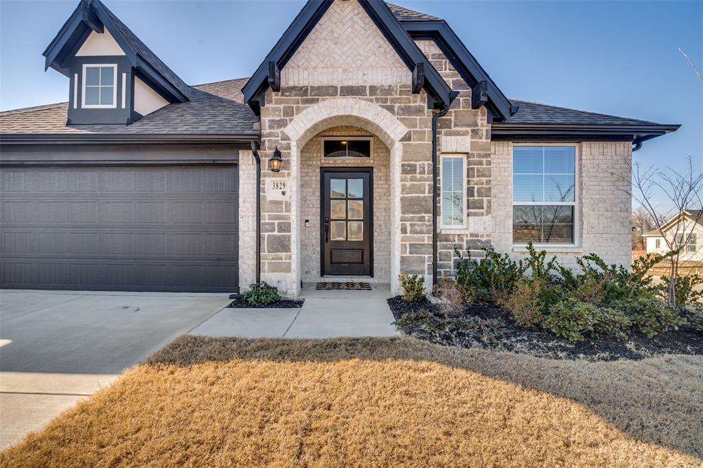 $7,500 seller credit with acceptable offer!! Beautiful newer construction 4-bedroom home situated on large corner lot in
highly desirable Heartland subdivision! Upon entrance, you are greeted by soaring ceilings and an open floorplan that is
soaked in natural light. Home boasts 4 spacious bedrooms, 3 full bathrooms, dining room, office or flex space and a
rare three car garage! Chef's kitchen with updated appliances and high-end finishes with space for a breakfast area.
Living room offers striking gas fireplace and large picture windows overlooking the gracious backyard space that is one
of the largest in the community. Flex space in addition to 4 bedrooms is perfect for an office, home gym or game room.
Single-story layout with light and bright finish out is perfect for easy living and entertaining. Enjoy all the amenities the
Heartland community has to offer- multiple pools, lake, community gym and walking trails. Just a short commute to
Downtown Dallas. This home has it all and you do not want to miss it!