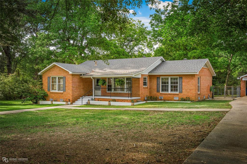 Welcome to 307 Emerald Dr in Minden, LA! This well maintained 3 bedroom, 2 bathroom home offers 1,915 sqft of comfortable living space and a functional layout perfect for everyday living and entertaining.Step inside to find a spacious interior featuring a formal dining room with a new light fixture, perfect for hosting family dinners or gatherings. The kitchen has been updated with new can lighting, adding a bright and modern touch. The home also features original hardwood floors throughout and a cozy living room with a gas log fireplace. A fresh coat of paint creates a clean, inviting feel from the moment you walk in. Both bathrooms have been updated, with the primary ensuite offering a tiled tub shower combo, a new vanity, and stylish new plank flooring. The laundry room is conveniently located inside the home, and central heat and air provide year-round comfort. Situated on just under an acre, the large yard is completely fenced and offers plenty of space to enjoy the outdoors. The property includes 2-car covered parking with an attached storage room, as well as a large workshop or shed in the backyard. With no back neighbors, you’ll enjoy added privacy.
Located just minutes from Turners Pond and downtown Minden, this home combines comfort, space, and convenience. Schedule your private showing today!