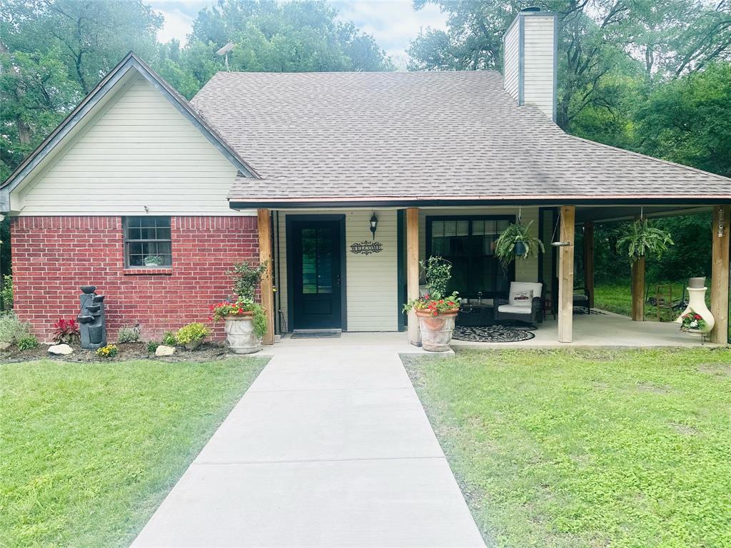 Charming country property on 2.5 acres in Palmer, Texas! This well-maintained 3-bedroom, 2-bath home offers a comfortable, move-in ready interior with room to make it your own.
Enjoy wide-open space perfect for relaxing, entertaining, or future expansion—bring your animals, RV, or boat and enjoy the freedom of no HOA. Conveniently located just 5 minutes from I-45 and 15 minutes from I-35, offering easy access while still enjoying peaceful country living.
The detached garage offers great potential for a workshop, man cave, or guest efficiency and is ready for your personal touch.
If you’re looking for land, flexibility, and accessibility, this is a must-see!