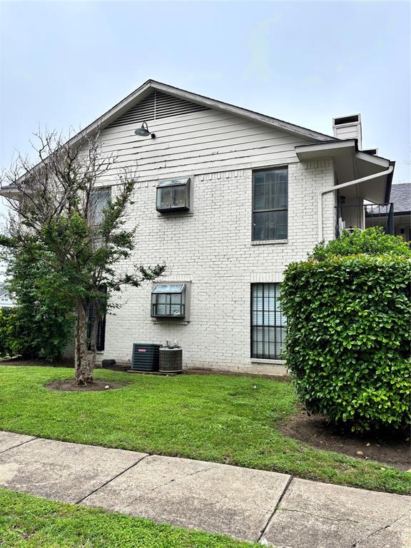 An exceptional opportunity to own a stylish, centrally located residence in the heart of East Dallas. This well-maintained unit offers a blend of comfort and convenience, ideal for homeowners and investors alike. Inside, you'll find a light-filled layout with clean lines and functional design. The kitchen features ample cabinetry and generous counter space, perfect for everyday living.
The primary suite provides a spacious, private retreat, while additional space offers flexibility for a home office or entertaining. Thoughtful design and efficient use of space enhance overall livability.
Located minutes from Lower Greenville, Knox-Henderson, and Downtown Dallas, you'll enjoy easy access to top dining, shopping, and entertainment. A prime opportunity to own in a high-demand area.