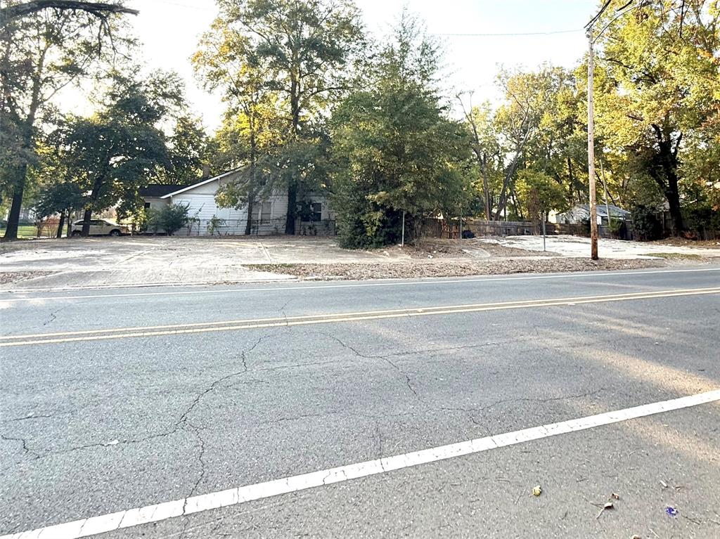 INVESTOR ALERT. High demand location in the heart of Highland with strong upside potential and immediate build opportunity. Oversized corner lot offering over 10,000 square feet in one of Shreveport’s most active redevelopment corridors. Located just minutes from Centenary College of Louisiana, Line Avenue, and downtown Shreveport, this area continues to see consistent buyer demand driven by proximity, walkability, and neighborhood character. New builds and renovations nearby support strong resale potential. Zoned R-1-5 Residential with utilities available at the street including water, sewer, and electricity, allowing for a smooth path to development. The corner lot position enhances design flexibility, visibility, and future curb appeal which are key factors for resale value. Priced competitively with one of the lowest price per square foot opportunities near Centenary College, creating a clear margin opportunity for builders and investors. Ideal for spec construction, long term hold, or portfolio expansion. Opportunities at this price point in Highland are limited. Secure this lot now and capitalize on a proven growth area before inventory tightens further. Owner financing!