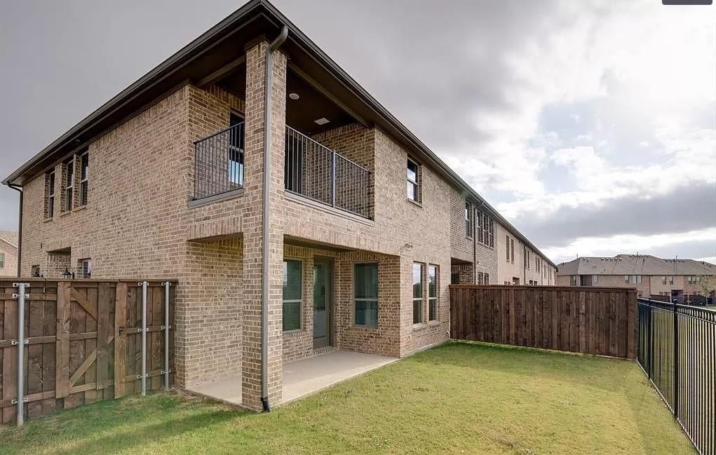 VILLAGES OF PRAIRIE COMMONS WEST, - Residential Lease