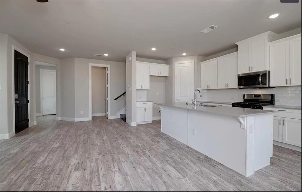 VILLAGES OF PRAIRIE COMMONS WEST, - Residential Lease